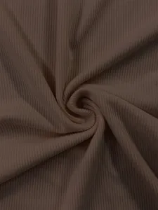 Dettaglio tessuto maglia costine marrone, texture morbida elastica per top alla moda.