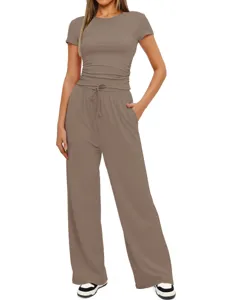 Vue détaillée de l'ensemble décontracté uni, comprenant haut à manches courtes et pantalon large.