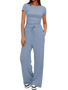 Ensemble de loungewear uni pour femme haut à manches courtes et pantalon large taille haute.