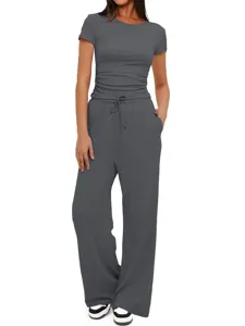 Vue détaillée du haut uni à manches courtes et du pantalon large taille haute de loisir.
