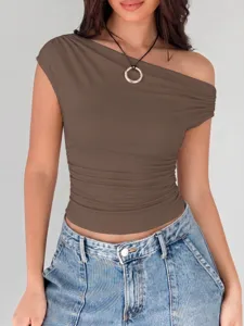 Dettaglio ravvicinato di un top a coste asimmetrico alla moda abbinato a jeans casual.