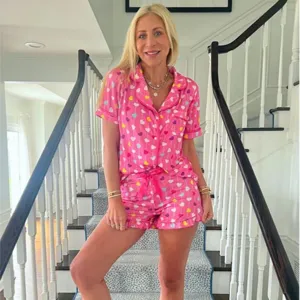 Roze pyjamaset met hartjesprint, korte mouwen top met reverskraag en shorts detail.