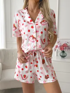 Vue de détail d'un pyjama femme à manches courtes avec imprimé fruits et gâteaux.