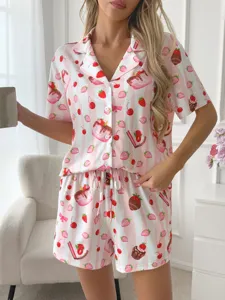Vue rapprochée de ensemble de pyjama court d'été pour femme imprimé fraise rose.