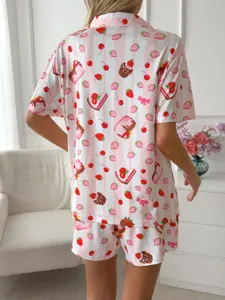 Détail de dos de pyjama femme rayé rose avec imprimé fraise ensemble de vêtements décontractés