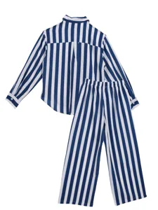 Ensemble de pyjama décontracté pour femme rayé bleu et blanc manches longues vue de détails.