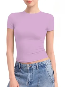 Nahaufnahme eines figurbetonten, pastelllila Kurzarm-Crop-T-Shirts an einem Model.