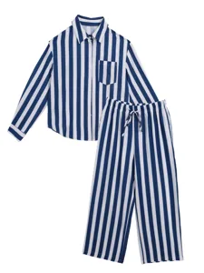 Haut de pyjama et pantalon rayés bleu et blanc, détail avec col et poignets classiques.