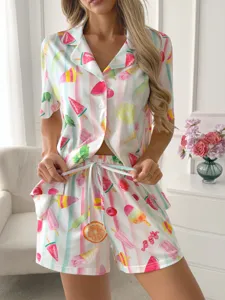 Ensemble pyjama manches courtes imprimé fruits d'été, haut boutonné et short détente.