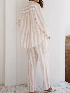 Vue détaillée de l'ensemble de pyjama rayé à manches longues et coupe ample et douce.