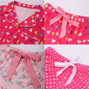 Dames pyjama set detail met hartjes print, korte mouwen en schattige strikjes op de stof.
