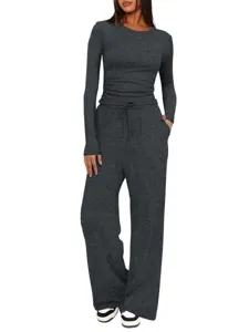 Détails en gros plan du haut à manches longues gris foncé et du pantalon large taille haute.