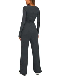 Ensemble décontracté confortable haut à manches longues et pantalon large gris foncé.