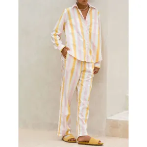 Vue détaillée de l'ensemble de loungewear rayé rose et jaune en tissu doux et ample.