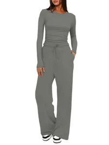 Vue détaillée du haut gris à manches longues et col rond et du pantalon ample de loungewear.