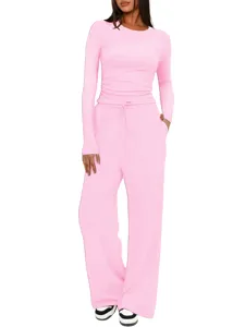 Gros plan détaillé du haut d'intérieur rose à manches longues et du pantalon large.