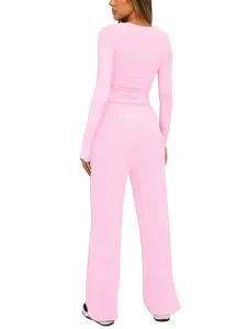 Vue détaillée du haut à manches longues rose doux et du pantalon large taille haute décontracté.