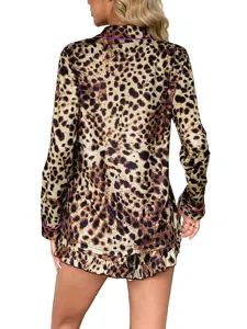 Dames pyjamaset met luipaardprint, lange mouwen, geplooide zoom en elegante roze biesdetails.