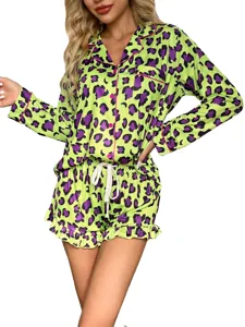 Neon groen en paars luipaardprint pyjamaset, lange top en ruffle shorts voor dames.