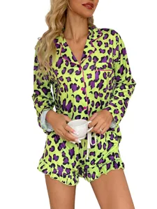 Detail van de felgroene en paarse panterprint pyjamatop met roze knoopjes en een mooie kraag.