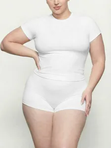 Γυναικείο plus size βασικό t-shirt με στρογγυλή λαιμόκοψη κοντό μανίκι και σορτς σετ λευκό.