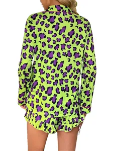 Groene paarse luipaardprint langmouw pyjama top en korte broek met volant detail.