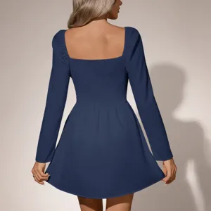 Vestido corto azul marino mujer manga larga vista trasera, elegante minivestido cuello cuadrado.