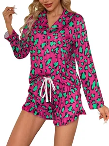 Gedetailleerde close-up van de afwerking en kenmerken van de luipaard pyjama set.