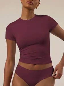 Σet loungewear μονόχρωμο μπορντό κοντομάνικο στενό t-shirt και ασορτί εσώρουχα.