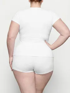 Σετ λευκό στενό κοντομάνικο t-shirt και σορτς για γυναίκες σε μεγάλα μεγέθη, λεπτομέρεια.