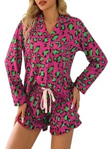 Dames pyjama set met lange mouwen en korte broek, opvallende roze luipaard print nachtkleding.