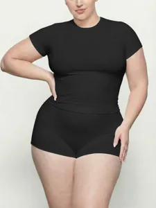 Μαύρο plus size σετ κοντομάνικο μπλουζάκι και σορτς λεπτομέρεια, άνετα ελαστικά αθλητικά ρούχα.
