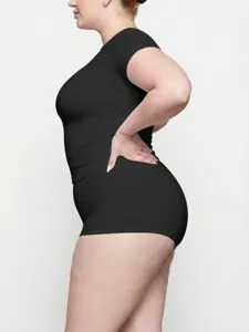 Plus size γυναικείο μαύρο βασικό κοντομάνικο t-shirt εφαρμοστό ελαστικό λεπτομέρεια