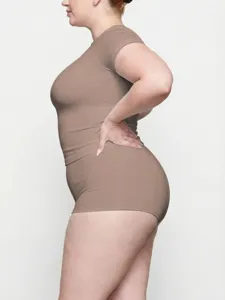 Γυναικείο plus size βασικό t-shirt στενό με στρογγυλή λαιμόκοψη κοντό μανίκι casual