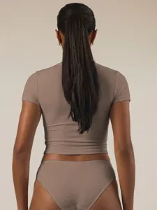 Πίσω λεπτομερής όψη μονόχρωμου crop top με κοντό μανίκι και ασορτί σετ εσώρουχων.