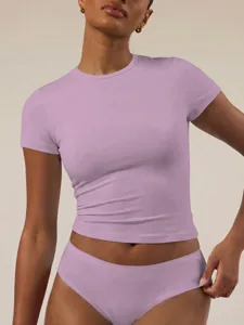 Σετ στενό κοντομάνικο t-shirt με στρογγυλή λαιμόκοψη και εσώρουχα γυναικεία casual λεπτομέρεια