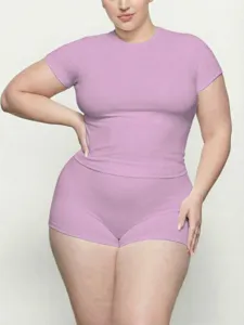 Λεπτομέρεια τοπ κοντό μανίκι και σορτς plus size, ελαστικό ύφασμα, άνετη εφαρμογή.