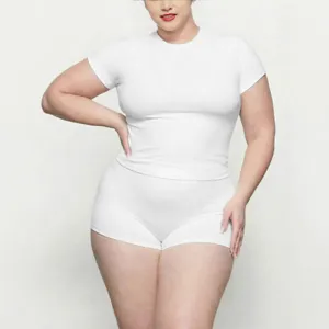 Gynaikeio synolo me basiko steno t-shirt me stroggulyko laimo kai shorts se leuko chroma.