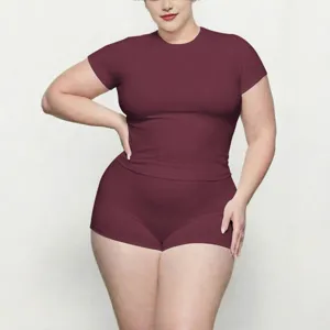 Γυναικείο σετ plus size κοντομάνικο στενό t-shirt και ασορτί σορτς σε μπορντό χρώμα.