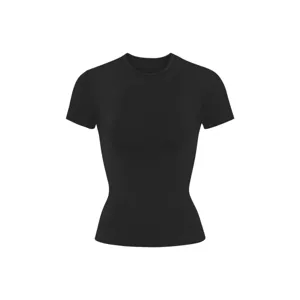 Κλασικό μαύρο στενό γυναικείο t-shirt με κοντό μανίκι, εφαρμοστή γραμμή και στρογγυλή λαιμό.