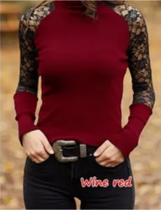 Top a maniche lunghe con collo alto rosso vino e dettagli in pizzo nero per donne alla moda.