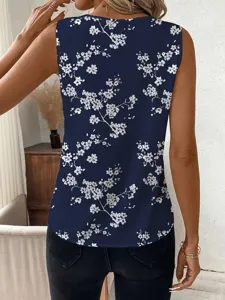 Achterkant detail van een donkerblauwe mouwloze top met witte bloemenprint en patroon.