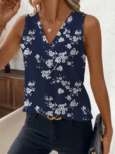 Detailopname van de dames V-hals mouwloze top met bloemenprint in donkerblauwe kleur.