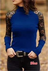 Vista dettagliata dell'elegante top a collo alto blu con delicate maniche in pizzo nero.