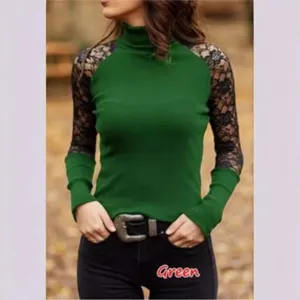 Maglietta da donna verde a maniche lunghe con colletto alto e design in pizzo nero.