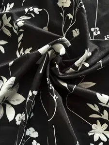 Zwarte en witte bloemenprint stofdetail, zachte textuur en elegant design voor dames.