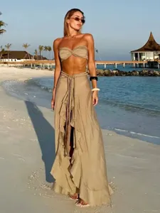 Khaki trägerloses Bandeau-Crop-Top und hochgeschnittener Schlitz-Maxirock Zweiteiler.