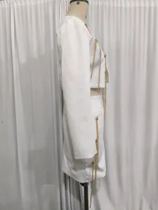 Weißes Crop-Jackett und Rock Set Detail mit schicken goldenen Knöpfen und hängenden Ketten.