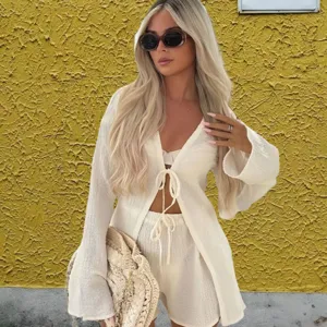 Lässiges weißes zweiteiliges Damen-Set mit Langarm-Bindetop und passenden Shorts für Sommer.