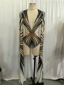 Vista dettagliata del costume intero a righe sexy con maniche lunghe e dettagli cut-out.
